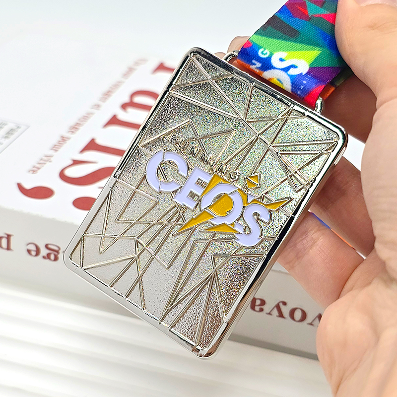 Silver geometric crack 3D relief commemorative medal, metallic running race collectible badge