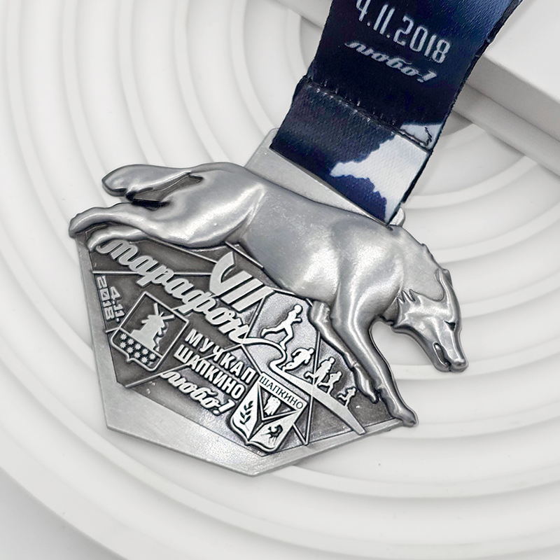 Retro silver metal medal, wolf-shaped 3D marathon commemorative medal, sports event collectible.
