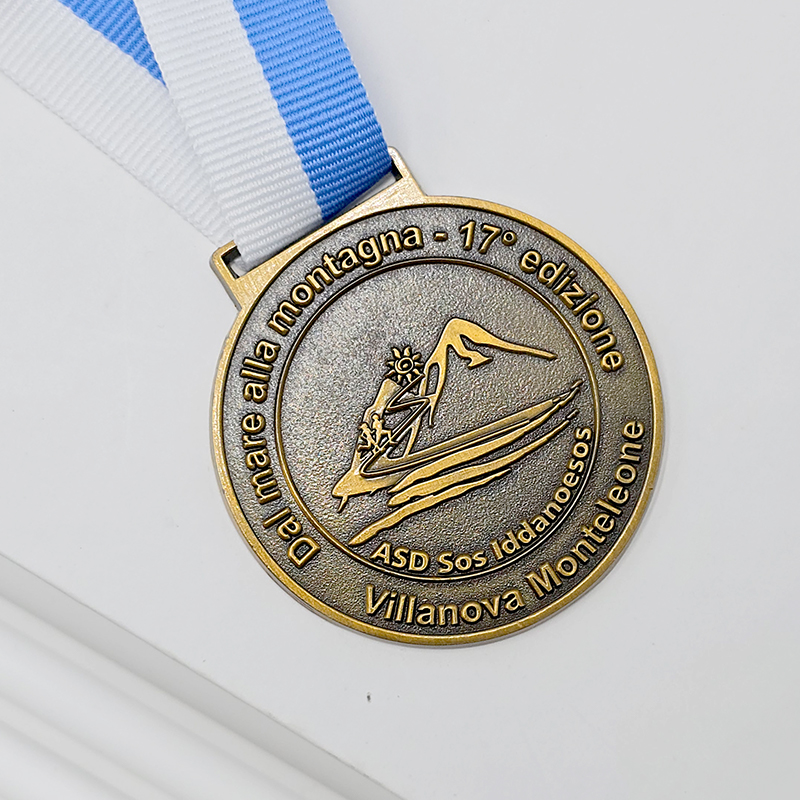 Retro bronze-colored metal medal, commemorative water skiing mountain 3D relief, outdoor sports collectible.