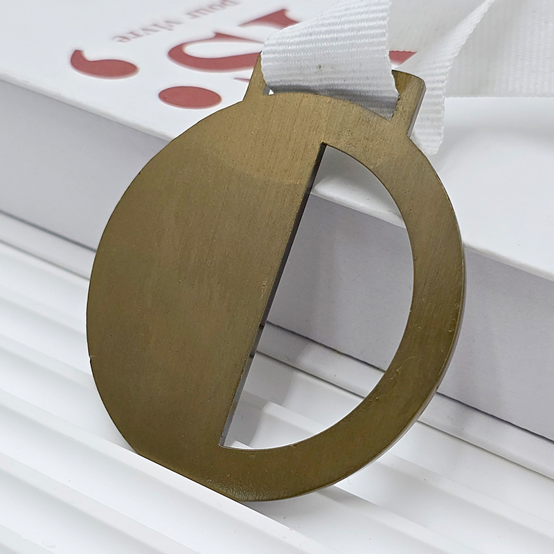 Retro bronze metal medal, commemorative semi-circular openwork design, sports event collectible.