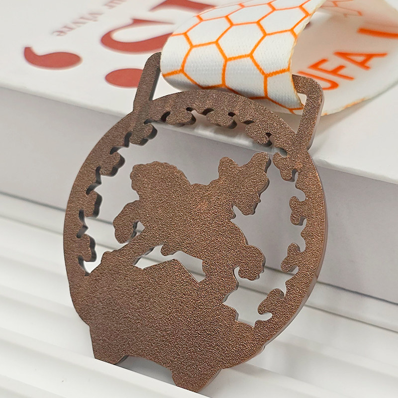 Vintage bronze metal medal, Istanbul International Marathon 10KM commemorative piece, featuring a knight on horseback with 3D relief and openwork design, a collectible item for the event.
