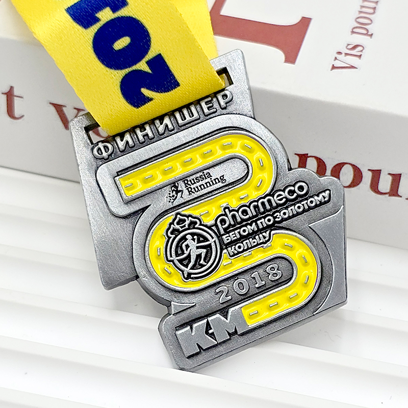 Black and yellow color-blocked metallic medal, 2018 Russia 