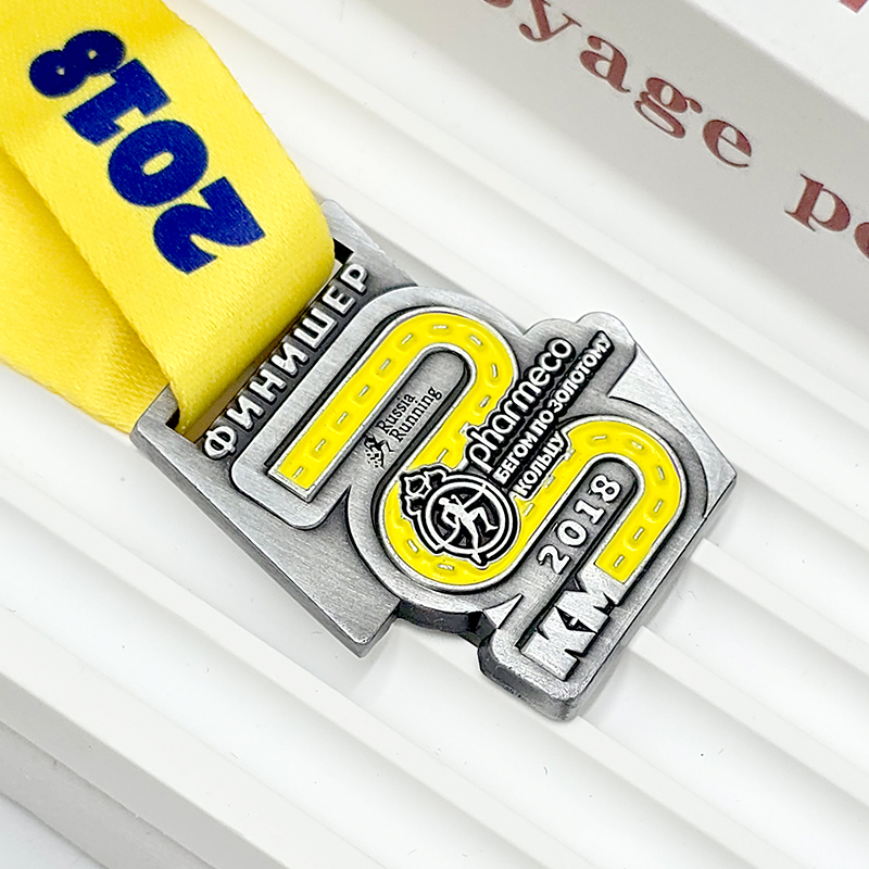 Black and yellow color-blocked metallic medal, 2018 Russia 