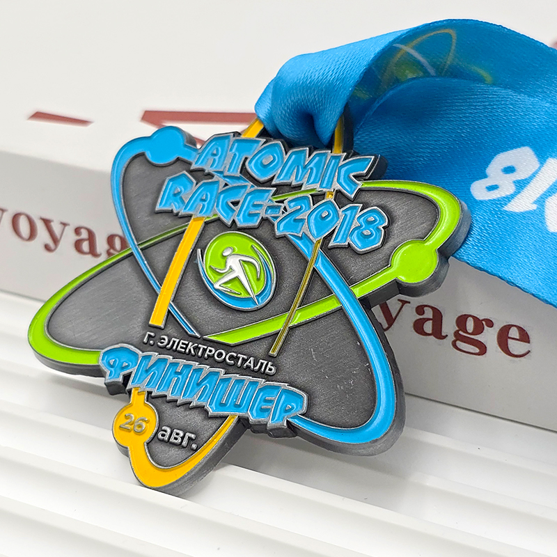 Silver, blue, green, and yellow color-blocked metal medal; Atomic Run finisher's commemorative medal with a 3D relief of the atomic structure; Russian Electric Steel City race collectible.