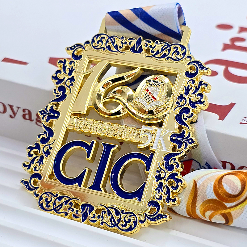 Gold and blue two-tone metal medal, 160th anniversary, 5K commemorative Trinidad emblem relief, European-style openwork pattern, collectible sports item.