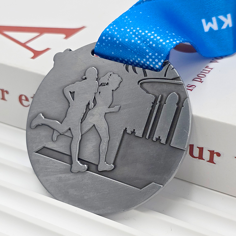 Silver and blue color-blocked metallic medal, Sochi Marathon commemorative city architecture wave relief, seaside race collectible.
