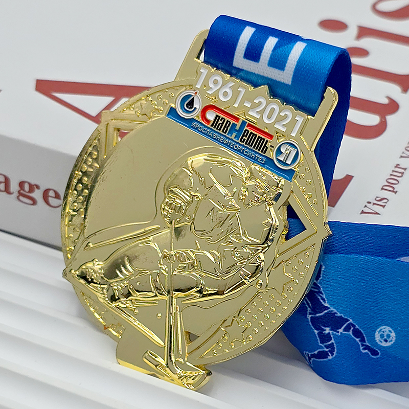 Gold-plated metal medal, 1961-2021, Yaroslavl Petrochemical 60th Anniversary Commemorative Ice Hockey Player Relief, Corporate Event Collectible.