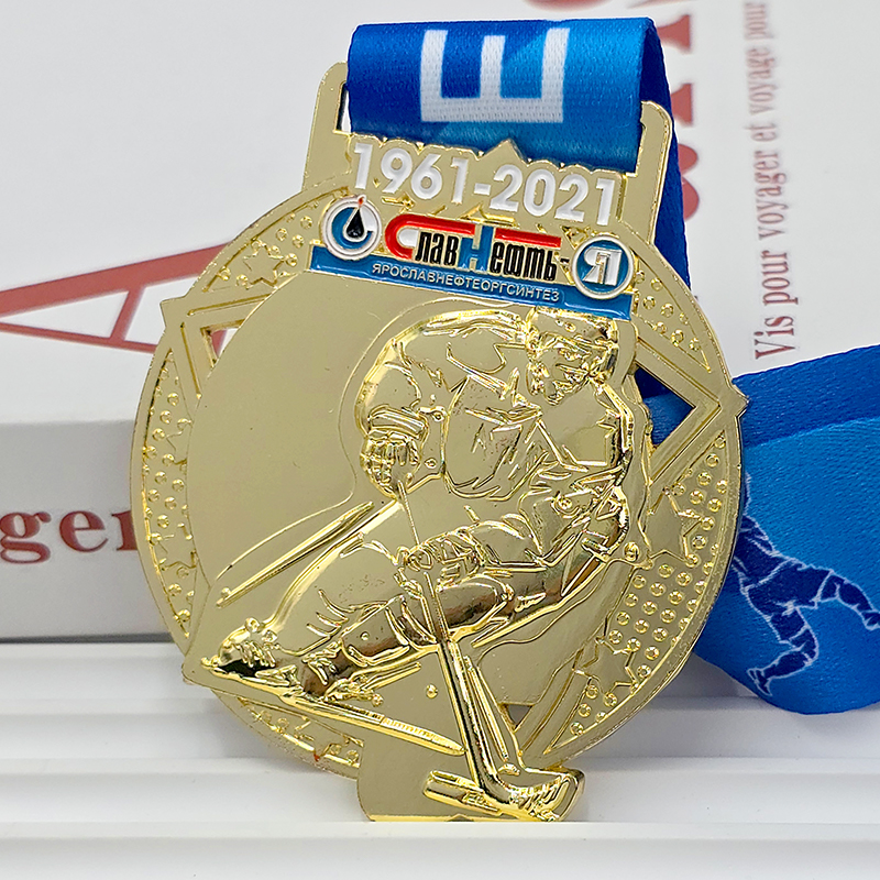 Gold-plated metal medal, 1961-2021, Yaroslavl Petrochemical 60th Anniversary Commemorative Ice Hockey Player Relief, Corporate Event Collectible.