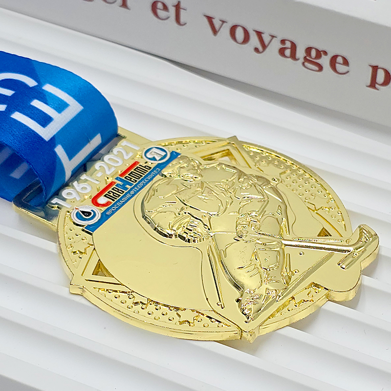 Gold-plated metal medal, 1961-2021, Yaroslavl Petrochemical 60th Anniversary Commemorative Ice Hockey Player Relief, Corporate Event Collectible.