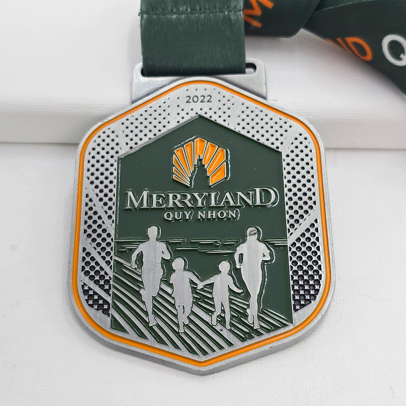 Multi-themed metal medal set: Commemorating BMW Motorcycles, Summer Championships, Dragon Race, Triathlon, etc. Featuring sun, dragon, and triangular reliefs. A global sports event collectible set.