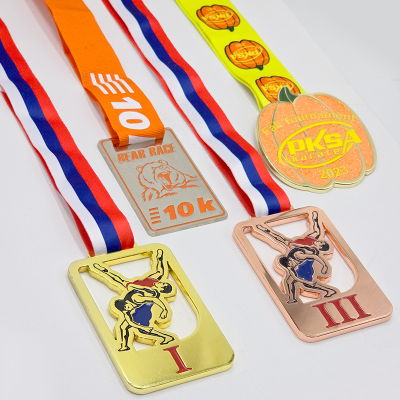 Australian sporting event metal medal set, including commemorative medals for athletics, bowling, kayaking, etc., featuring maps and kangaroo reliefs. A collectible set of Australian sporting event medals.