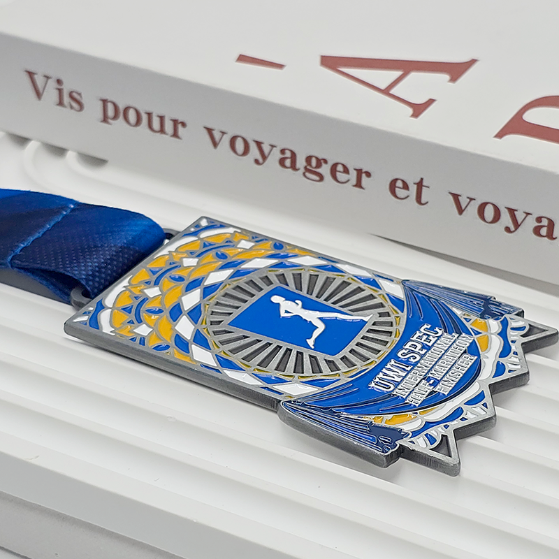 Blues-themed metal medal set: Sochi Marathon / Triathlon / Russian Winter / International Half Marathon, etc. Commemorative pieces featuring city / island / snowflake reliefs. A collectible set of medals from multiple running events worldwide.