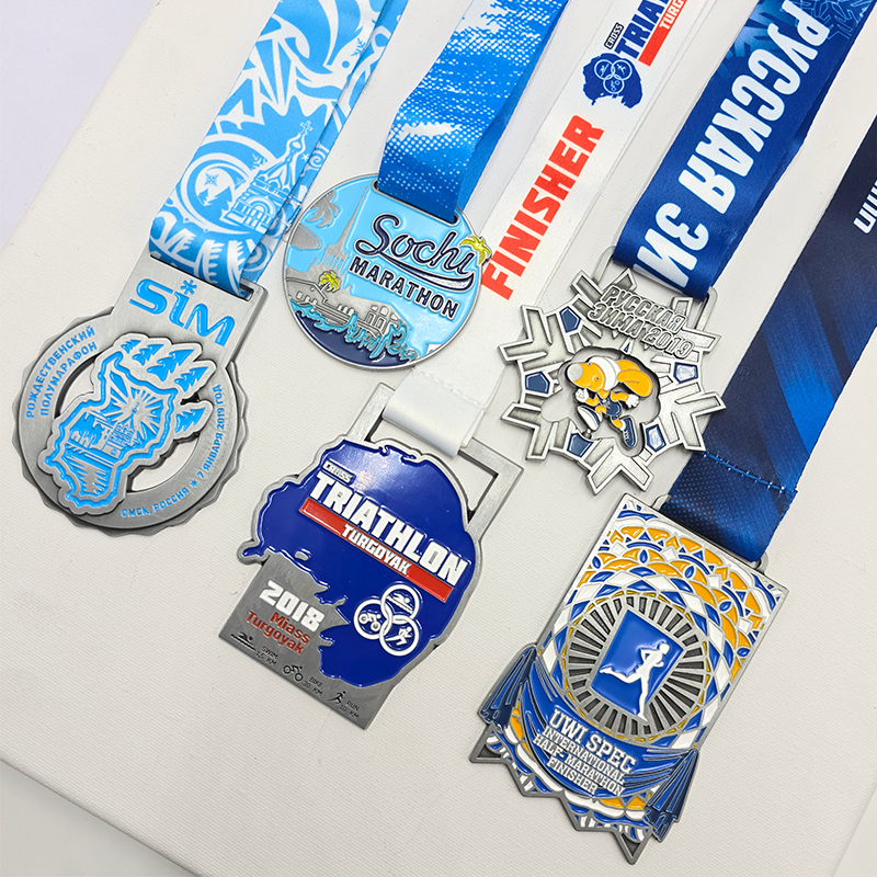 Blues-themed metal medal set: Sochi Marathon / Triathlon / Russian Winter / International Half Marathon, etc. Commemorative pieces featuring city / island / snowflake reliefs. A collectible set of medals from multiple running events worldwide.