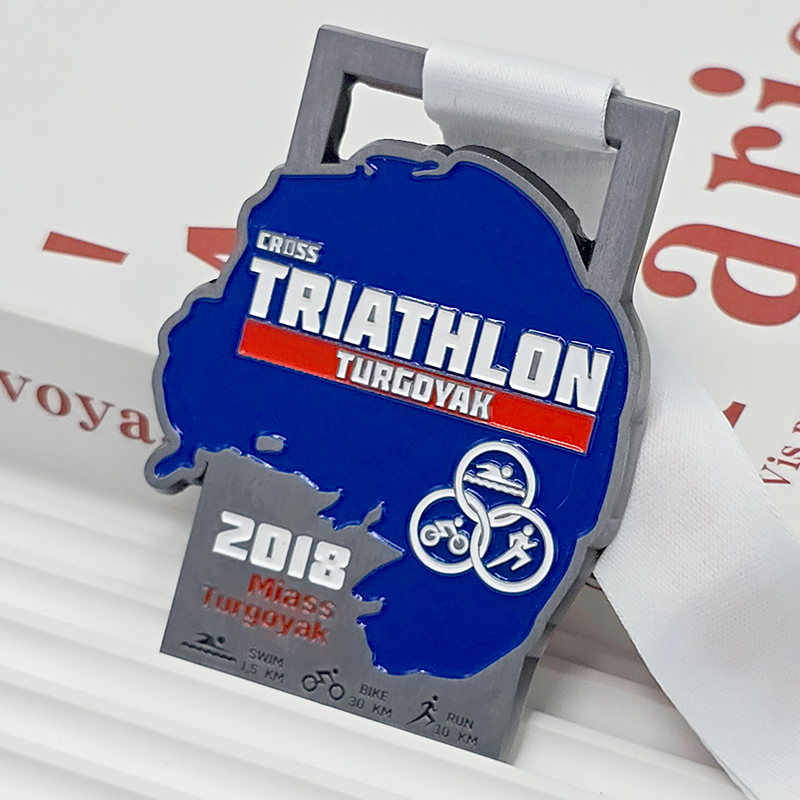 Blues-themed metal medal set: Sochi Marathon / Triathlon / Russian Winter / International Half Marathon, etc. Commemorative pieces featuring city / island / snowflake reliefs. A collectible set of medals from multiple running events worldwide.