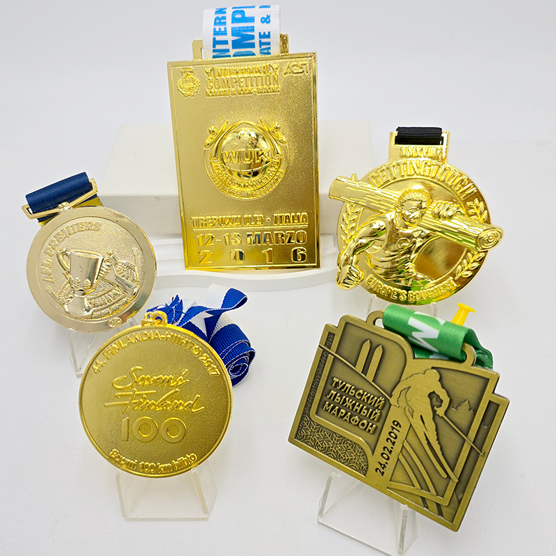 Global Gold-Themed Race Medal Set: Commemorating athletes from the Finland 100km Run, Italian International Races, and the Tula Marathon in Russia, including a globe relief sculpture. A collectible set featuring medals from multiple races from around the world.