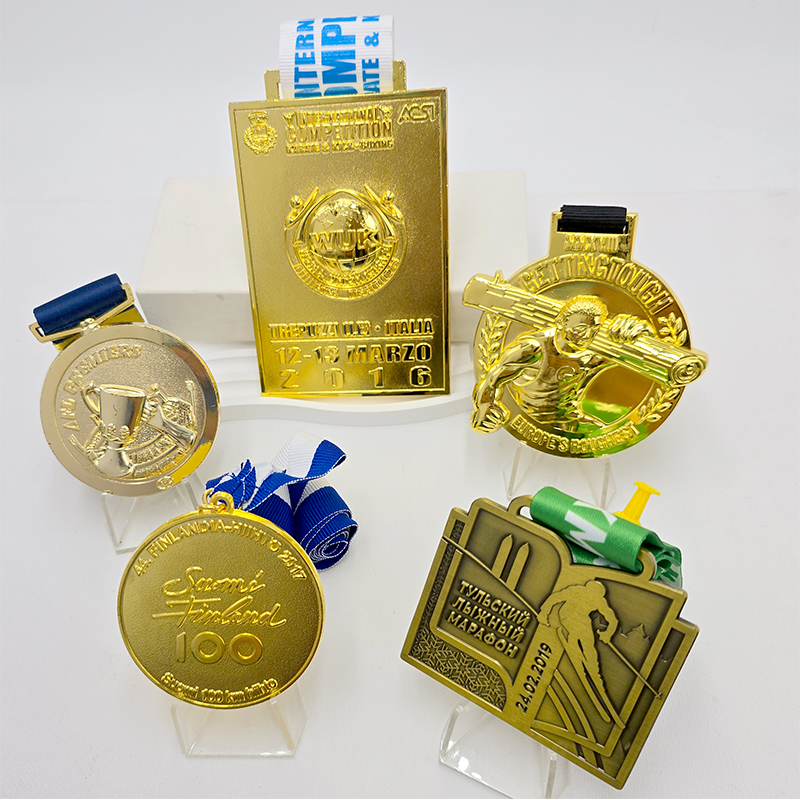 Global Gold-Themed Race Medal Set: Commemorating athletes from the Finland 100km Run, Italian International Races, and the Tula Marathon in Russia, including a globe relief sculpture. A collectible set featuring medals from multiple races from around the world.