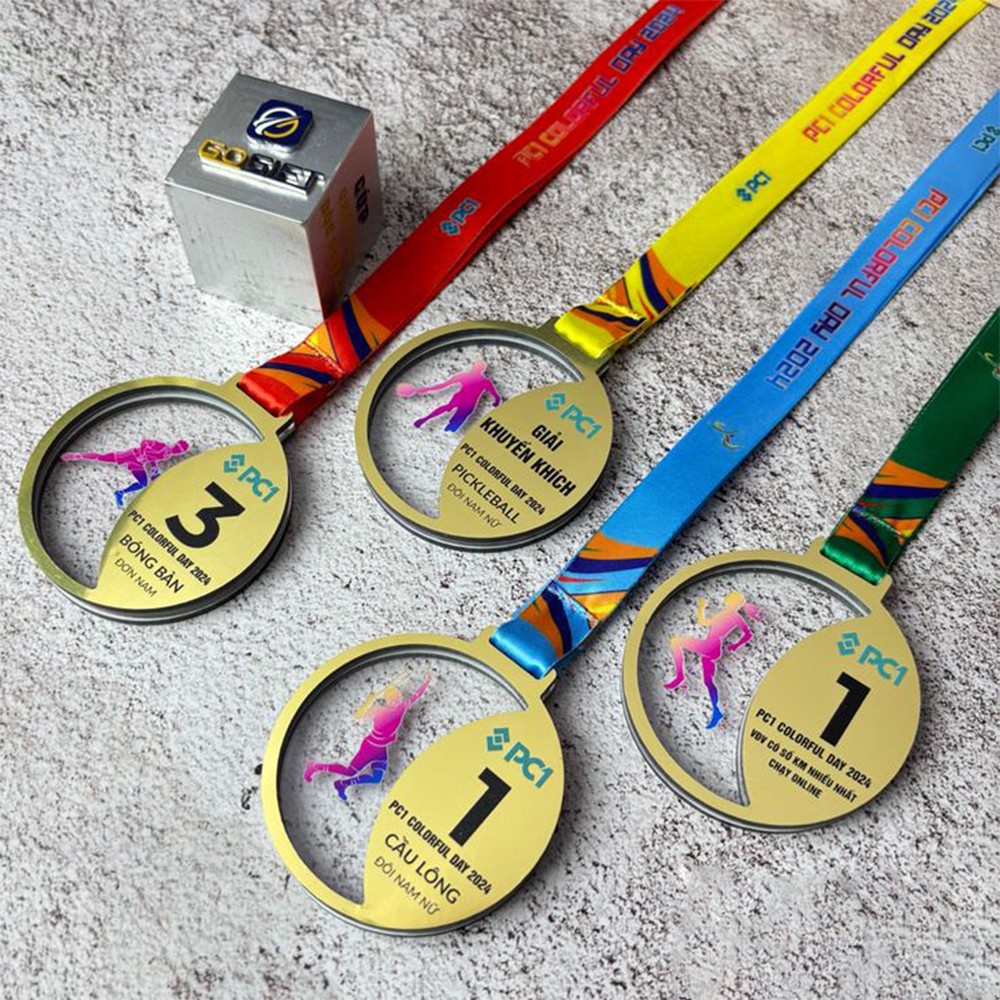 Powerlifting Barbell Hollow-out Medal, Gold Acrylic Barbell-Shaped Competition Commemorative Badge