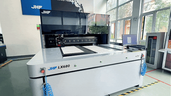 Imprimante de caractères Jinhengfeng LX680 : Collaboration sur deux plates-formes, flux de travail simplifié et impression de haute précision.