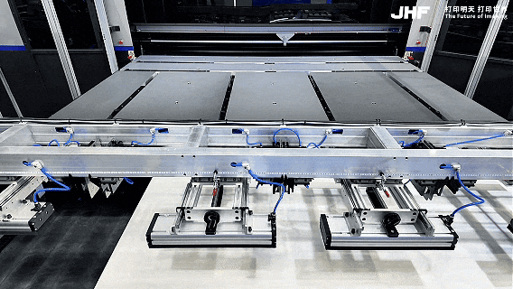 Venus 33x-s Vollautomatischer Hochgeschwindigkeitsdrucker mit Be- und Entladung - 8 Saugnäpfe greifen kraftvoll bis zu 300 kg und ermöglichen den gleichzeitigen und effizienten Druck von 4 Platten.