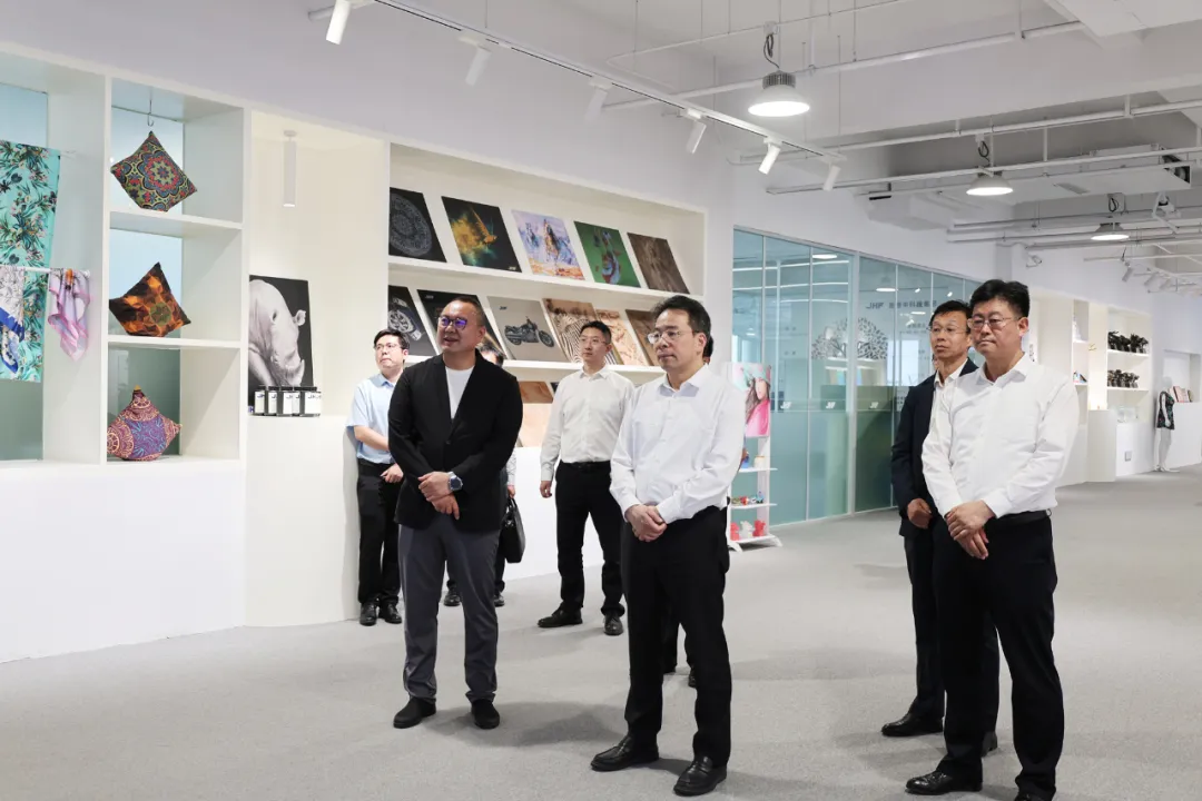 중국해외화교연합회 당조 구성원이자 부주석인 롄샤오민(连小敏)과 그의 대표단이 진홍펑(金鸿锋) 기술 그룹을 방문하여 조사 연구를 진행했습니다.