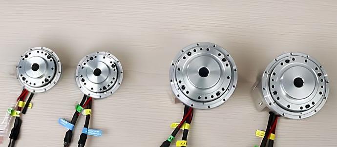 Módulo integrado de articulación robótica para cableado y control
