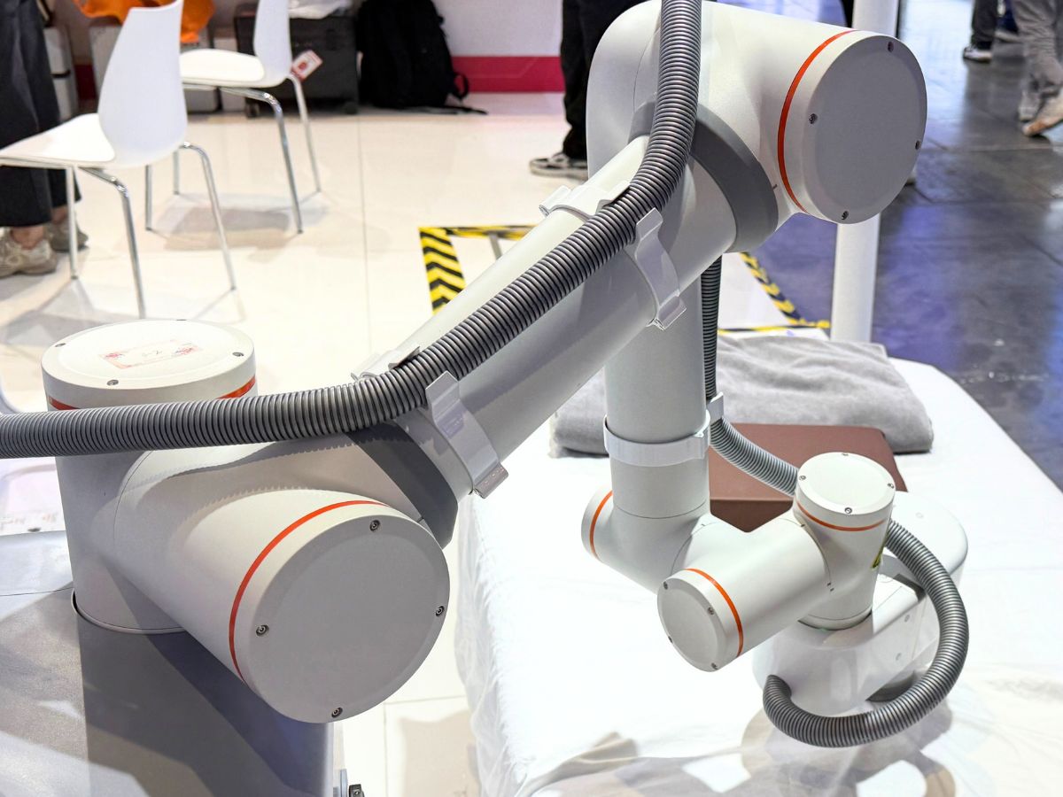¿Por qué los módulos articulares armónicos con control de fuerza son necesarios en los robots de fisioterapia junto a la cama?