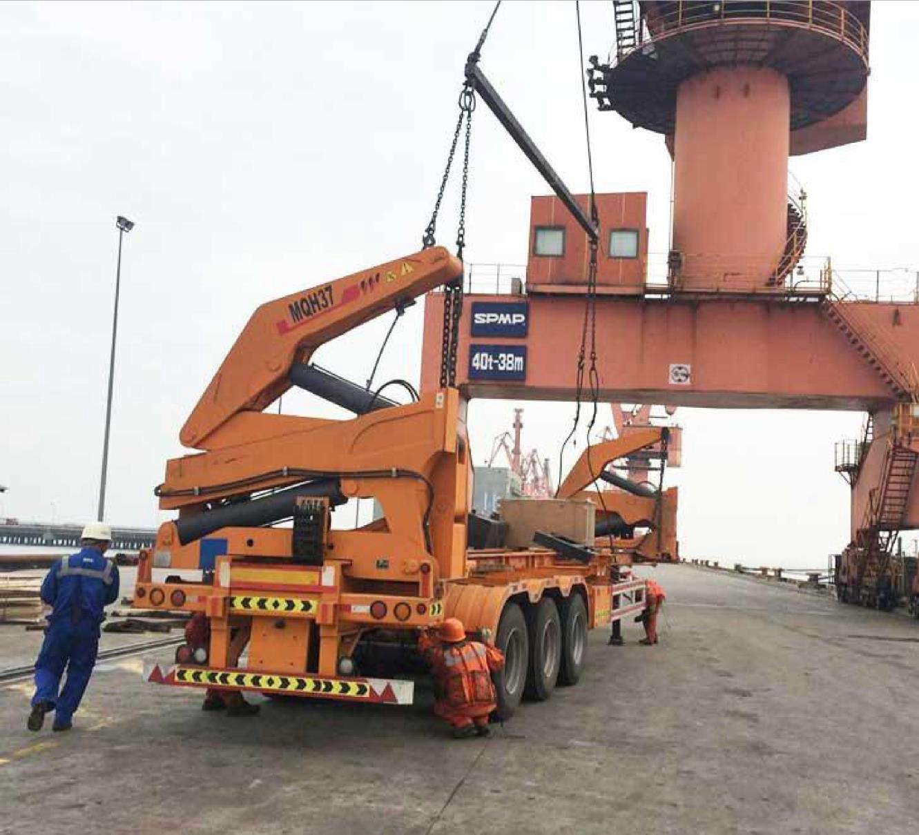 Semi-remorque à chargement latéral de conteneurs