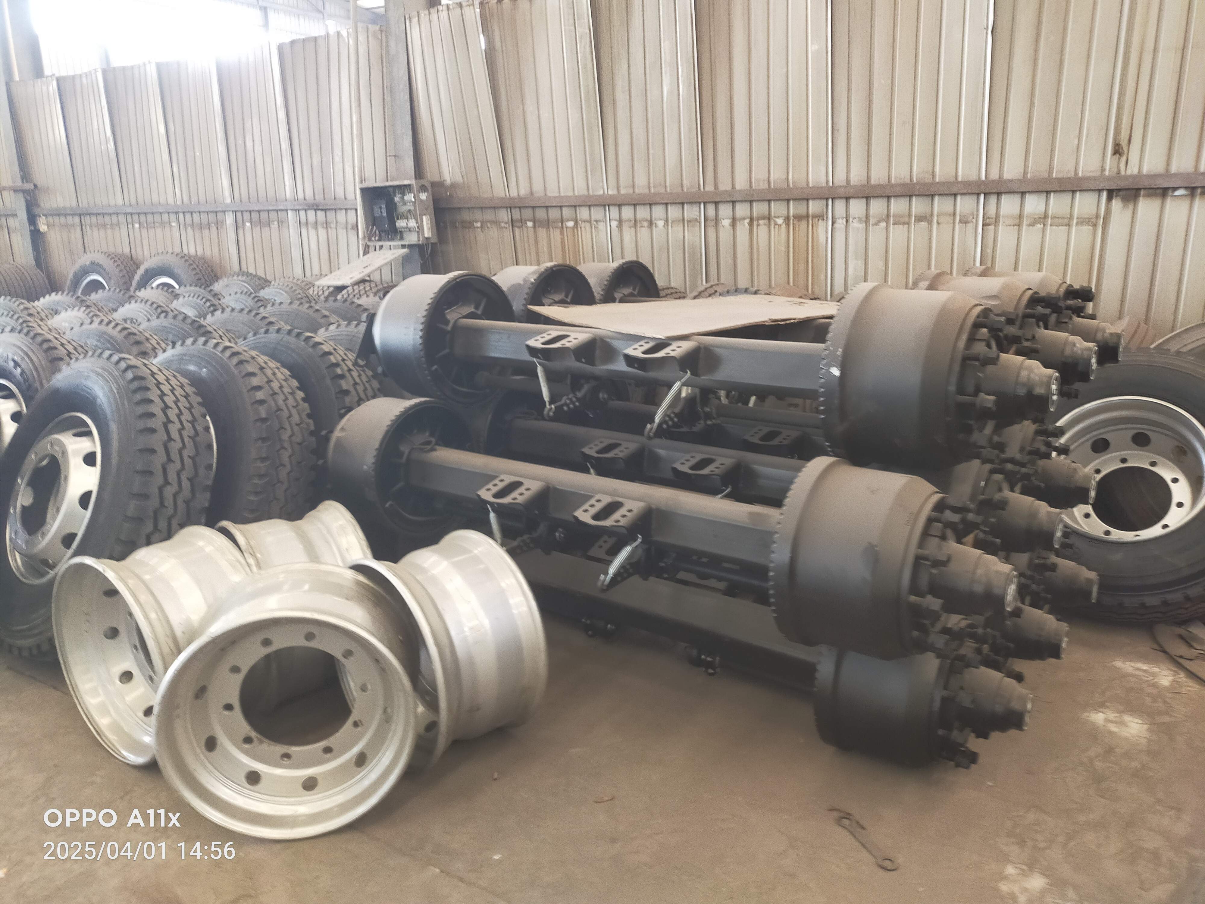 Comment la semi-remorque benne basculante légère Hezhong de 6 tonnes avec un bord étanche à 1,49 mètre du sol allège-t-elle le poids tout en garantissant la sécurité ?