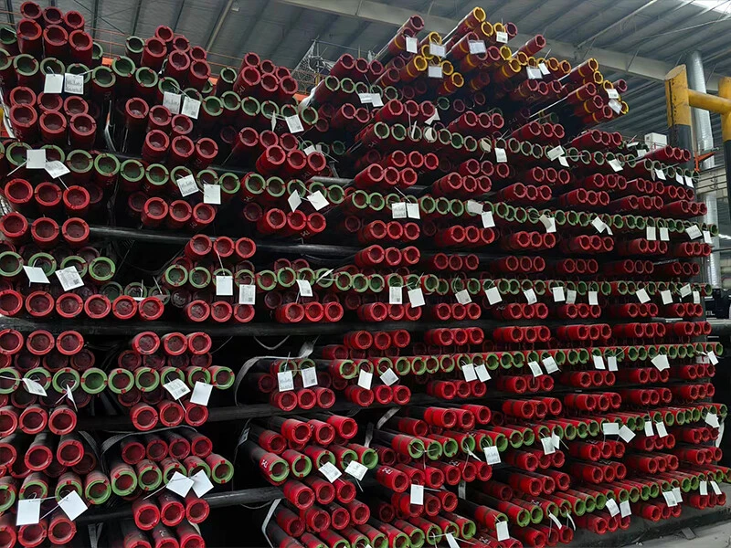 أنابيب غلاف النفط الفولاذية غير الملحومة API 5CT من الصلب غير الملحوم J55 N80 L80 تقنية اللحام واللكم 12 م طولاً للاستخدام الهيكلي