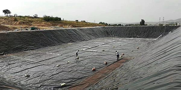 Biogas pool bottom membrane laying沼气池底膜铺设.jpg