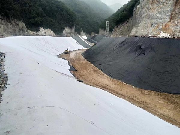 abandoned mine废弃矿井.jpg
