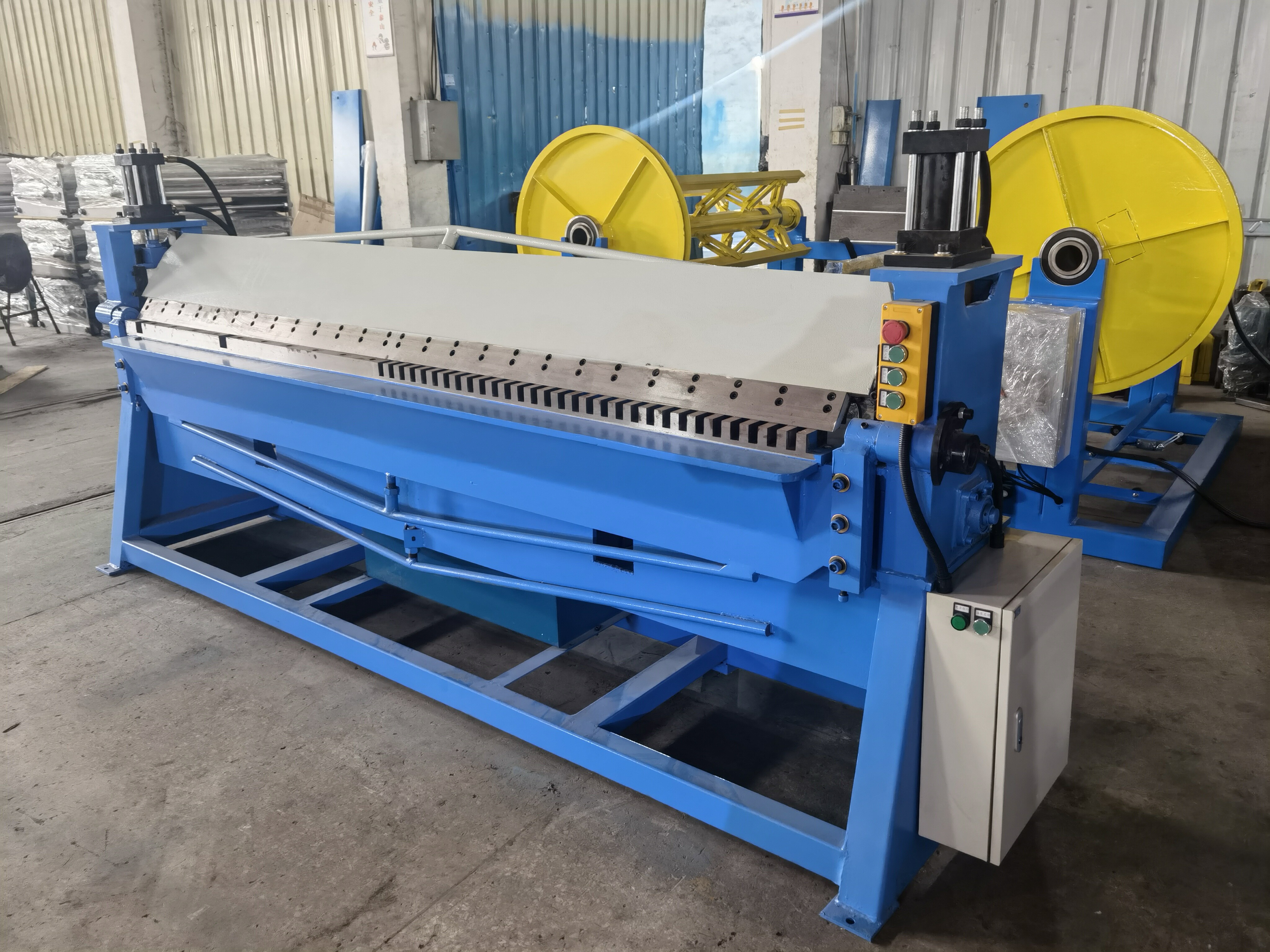 Hydraulic folding machine