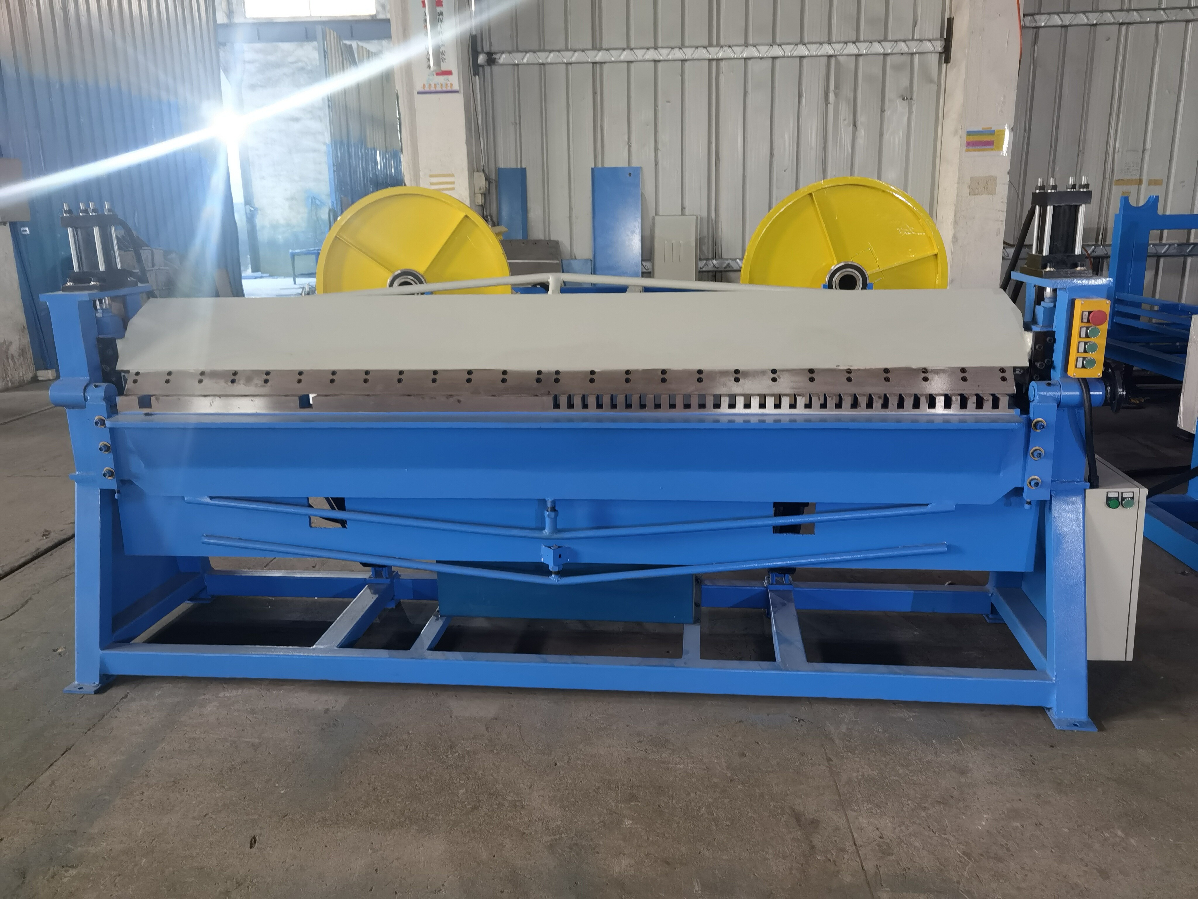 Hydraulic folding machine