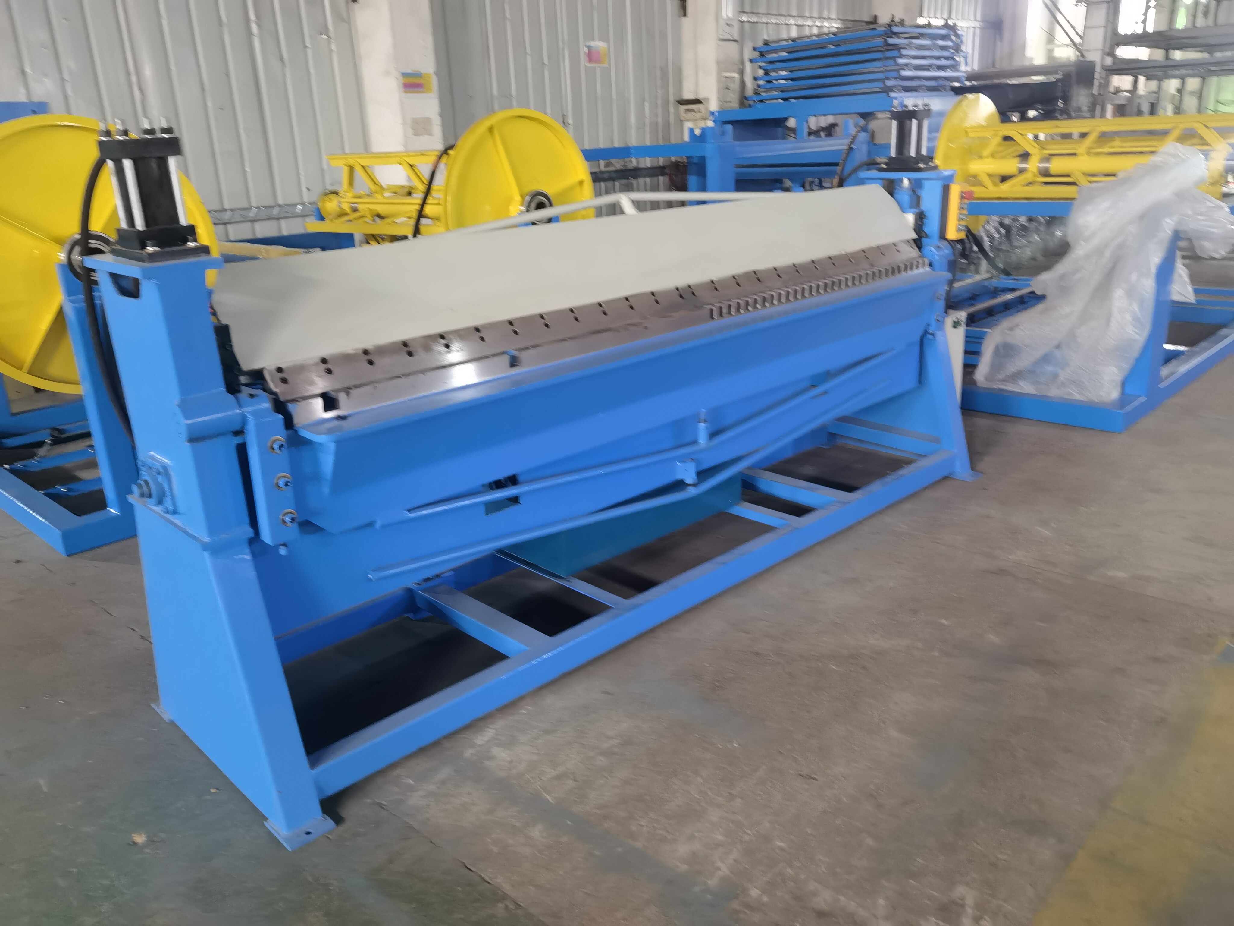 Hydraulic folding machine