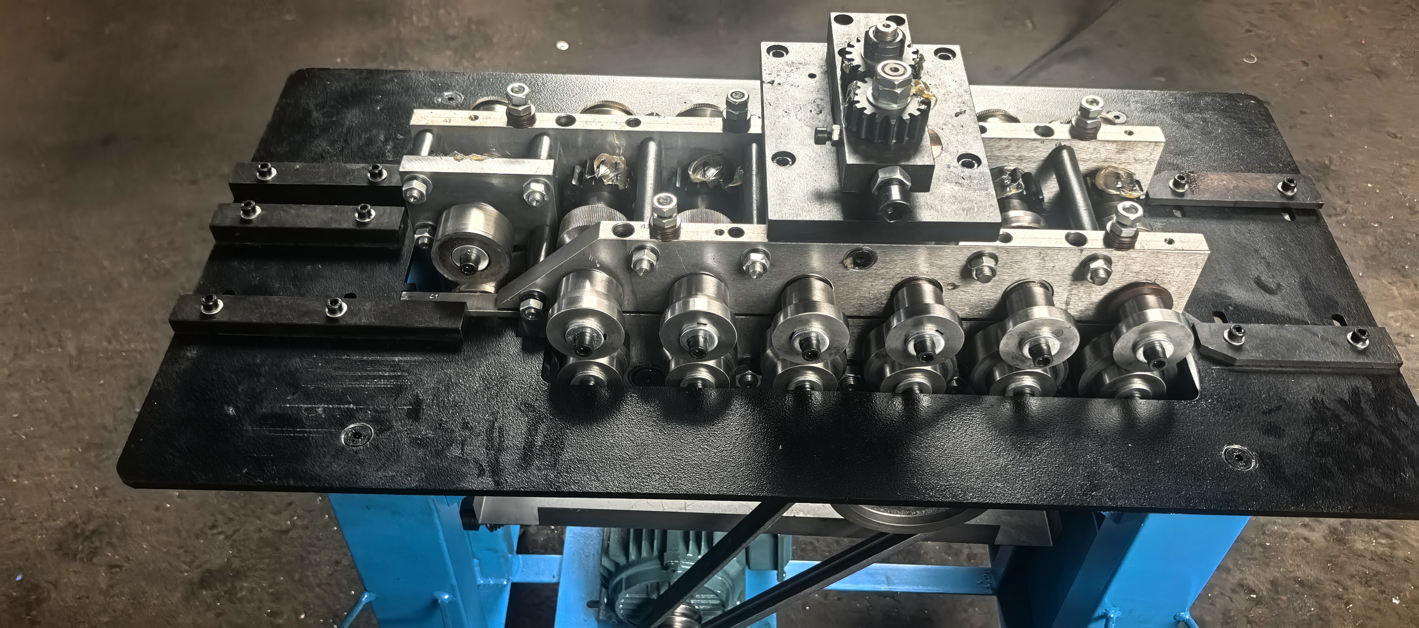 LC-12DR Pittsburgh Lock Machine