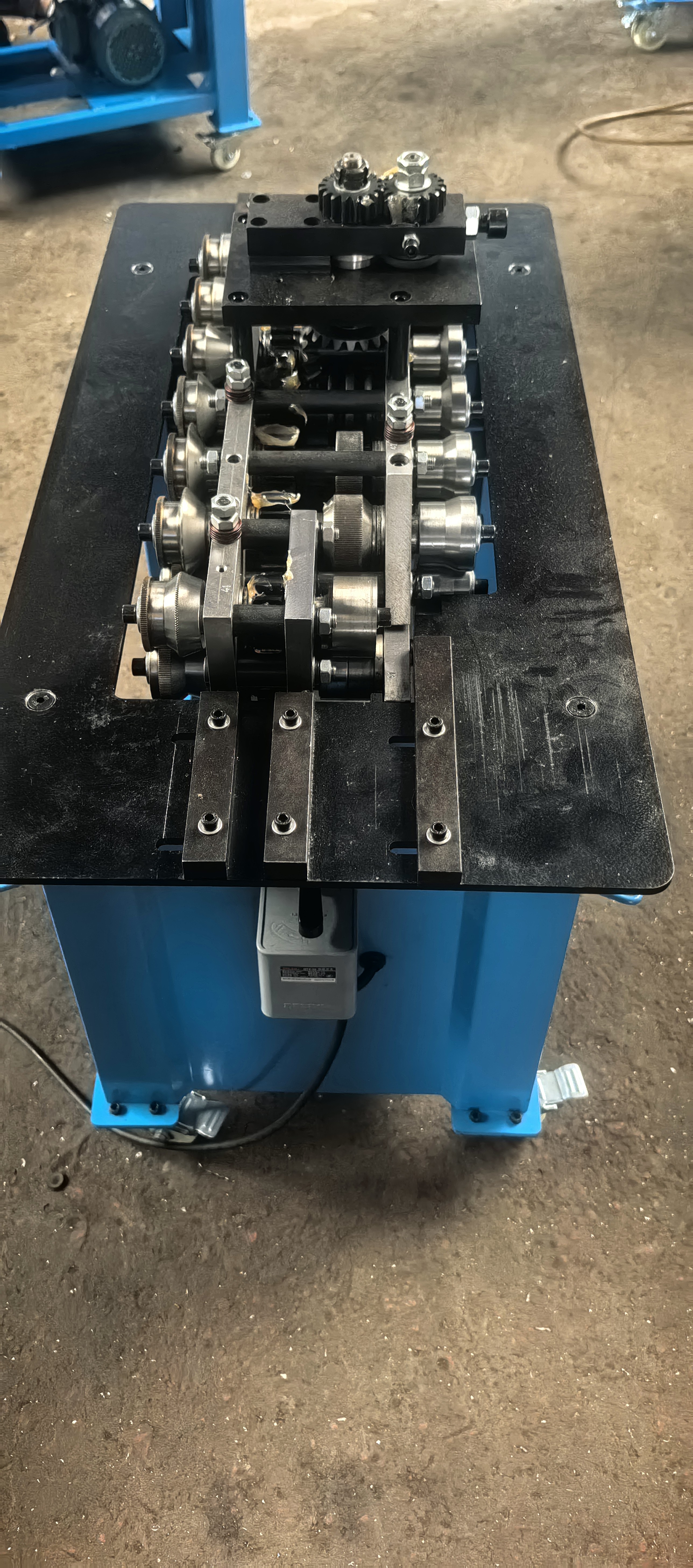 LC-12DR Pittsburgh Lock Machine