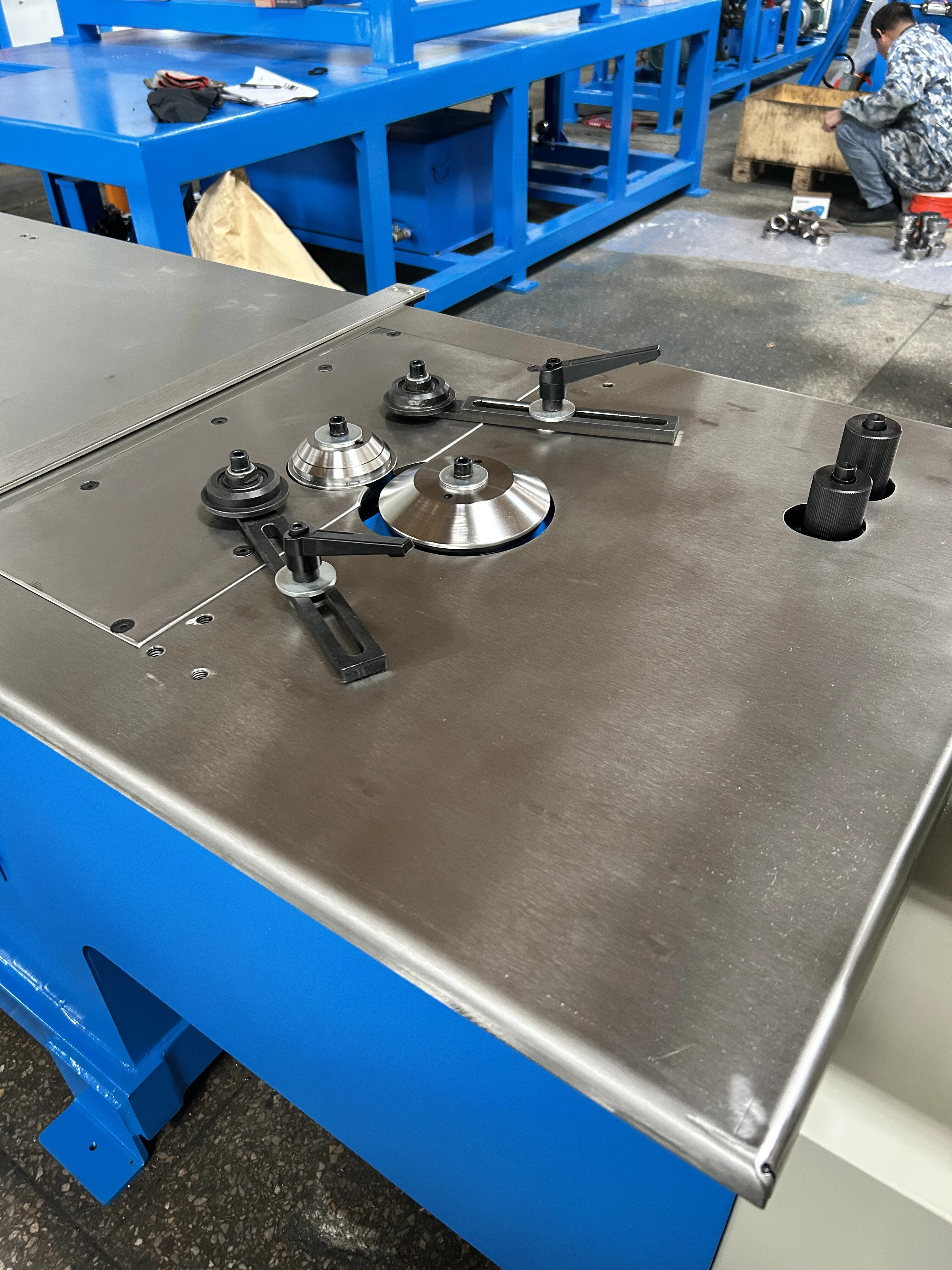 Elbow lock forming machine