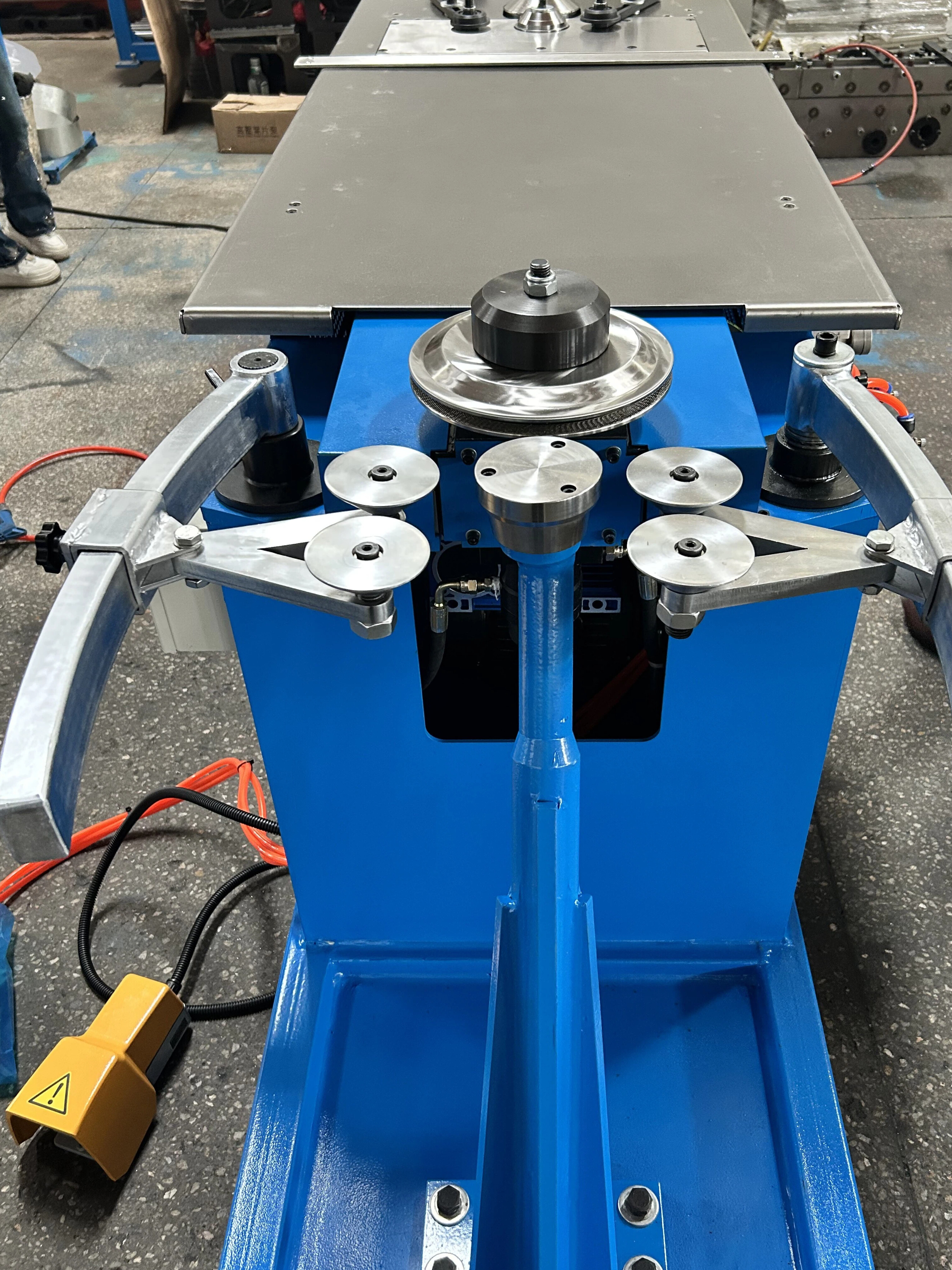 Elbow lock forming machine