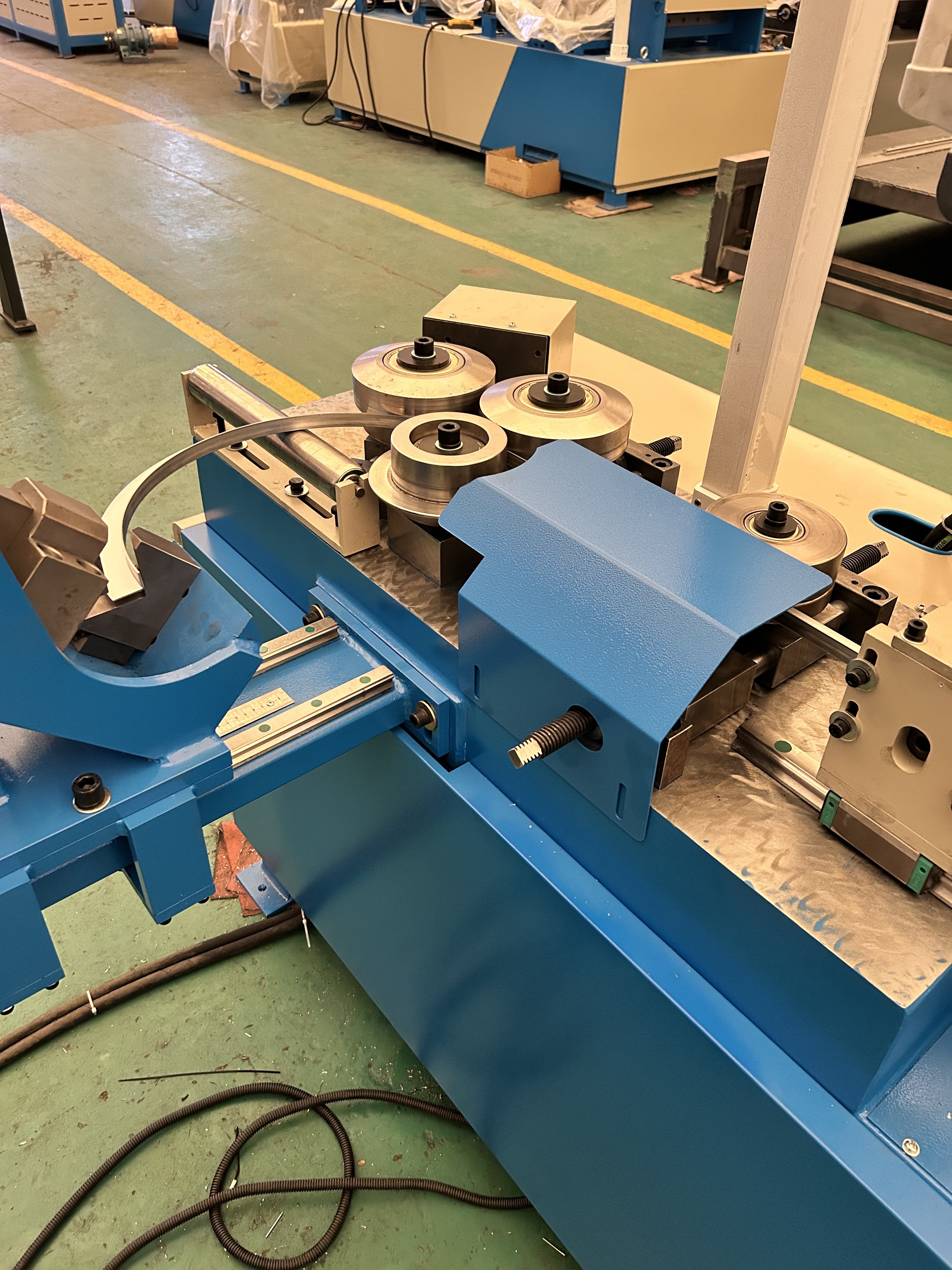 Round flange forming machine