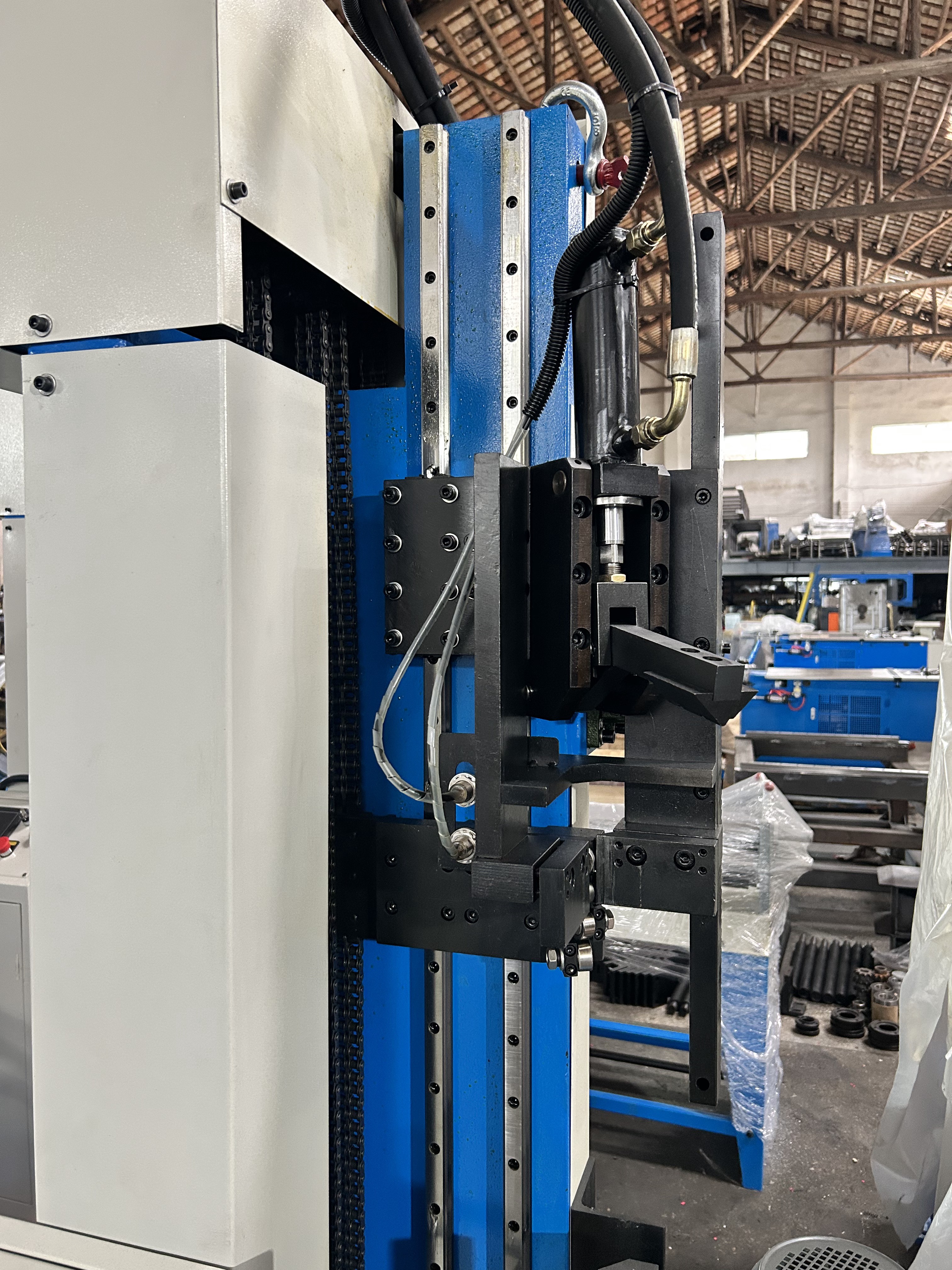 Duct lock linking machine