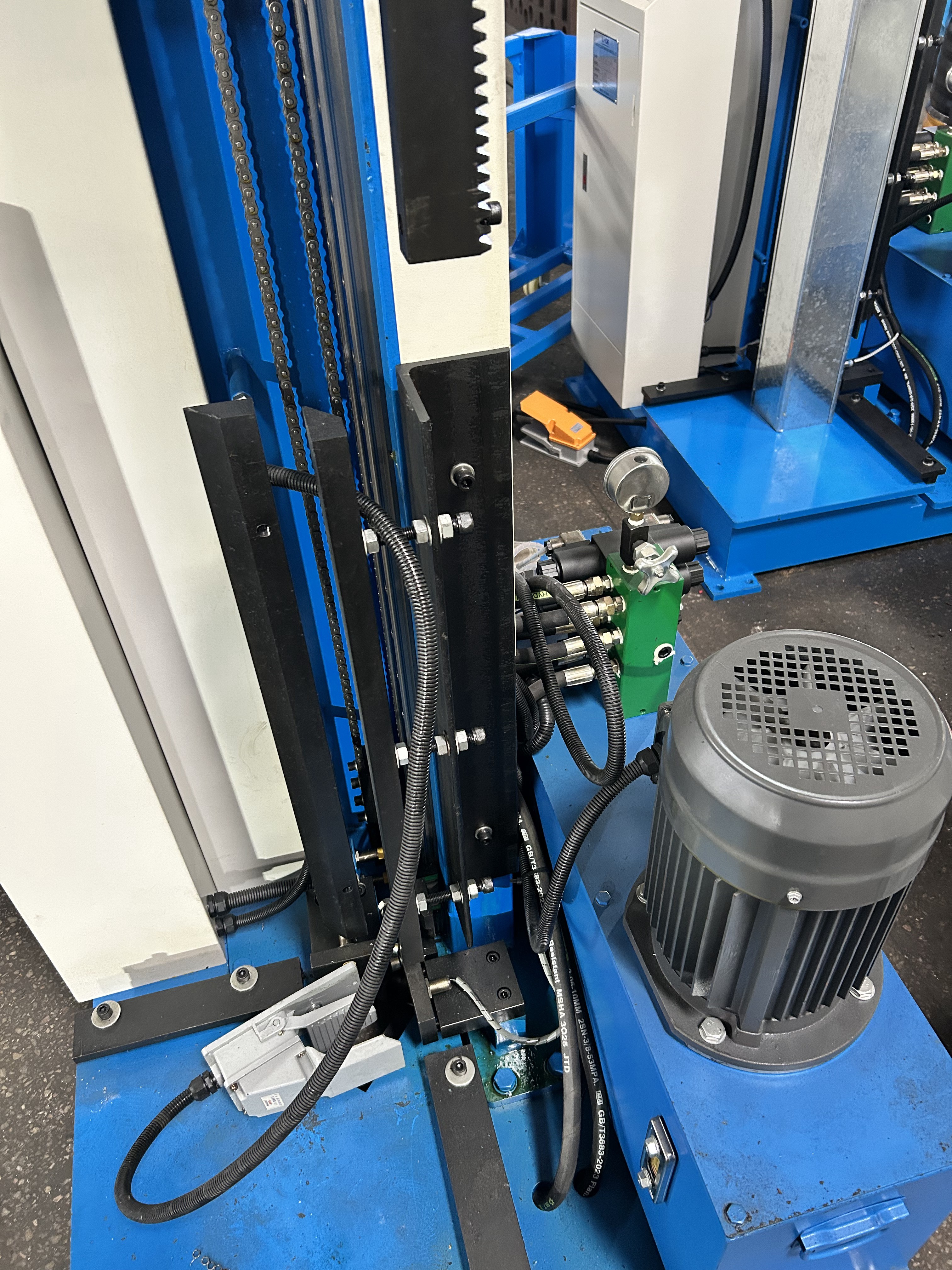 Duct lock linking machine