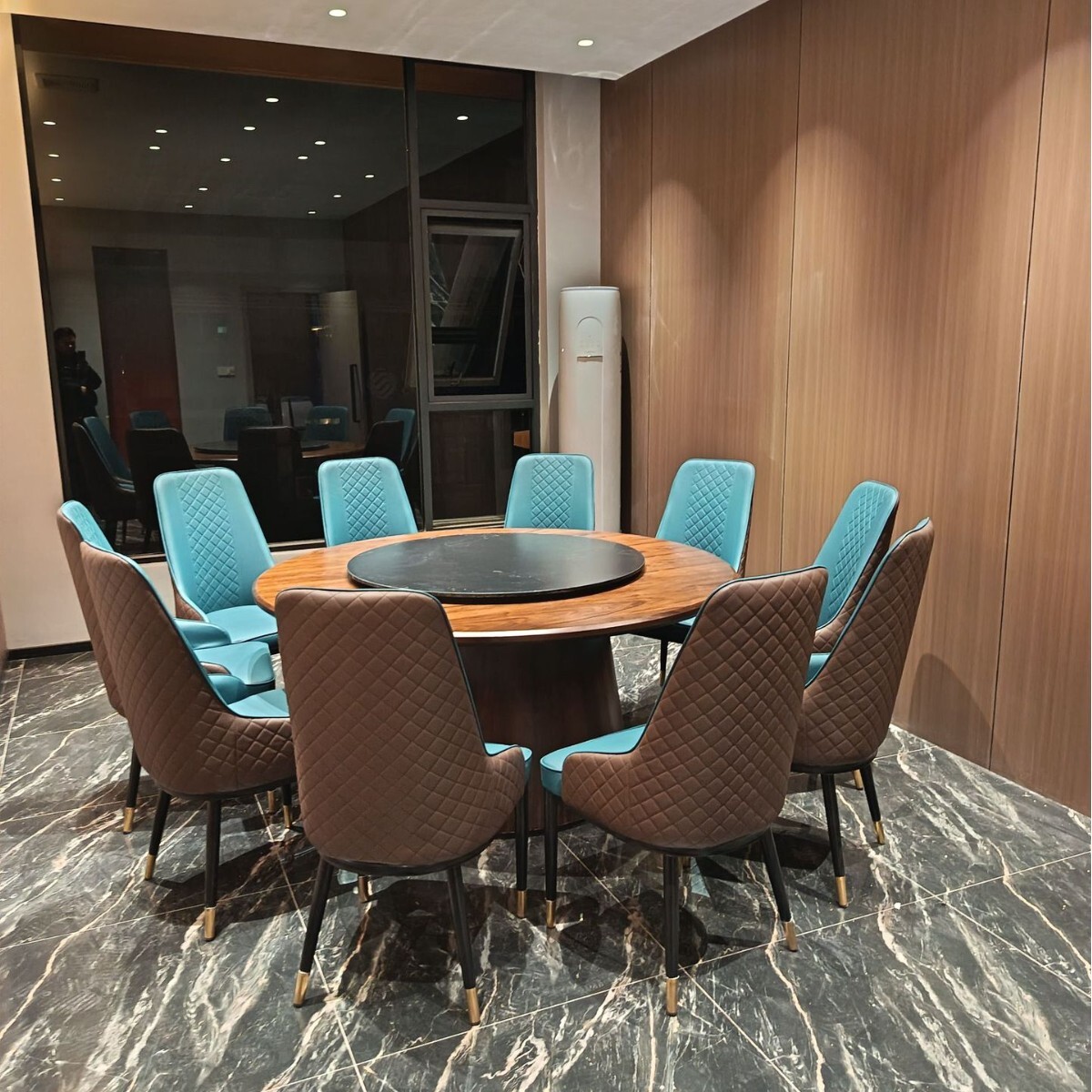 Modern minimalist round dining table for restaurants and banquets, circular and rotatable, suitable for home use, supplied by factories.