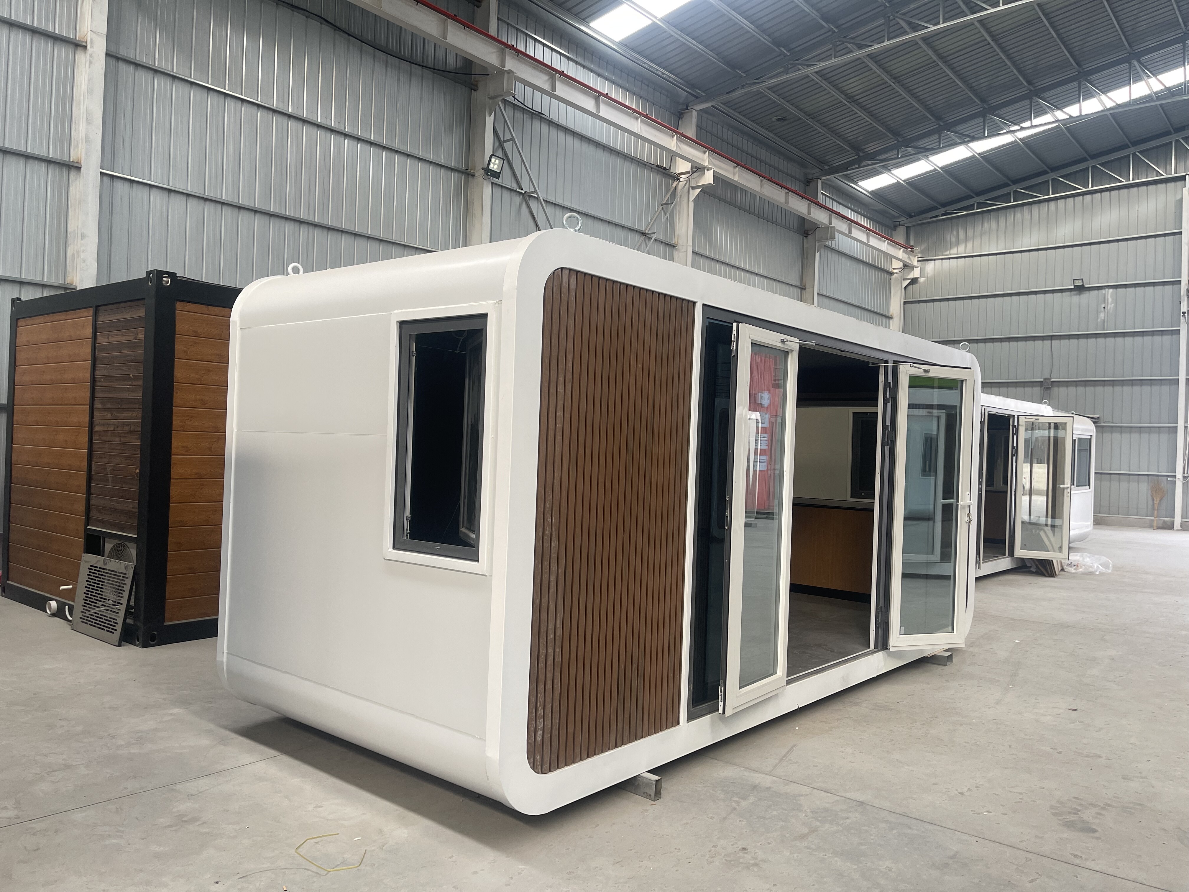 5.8-Meter Apple Cabin