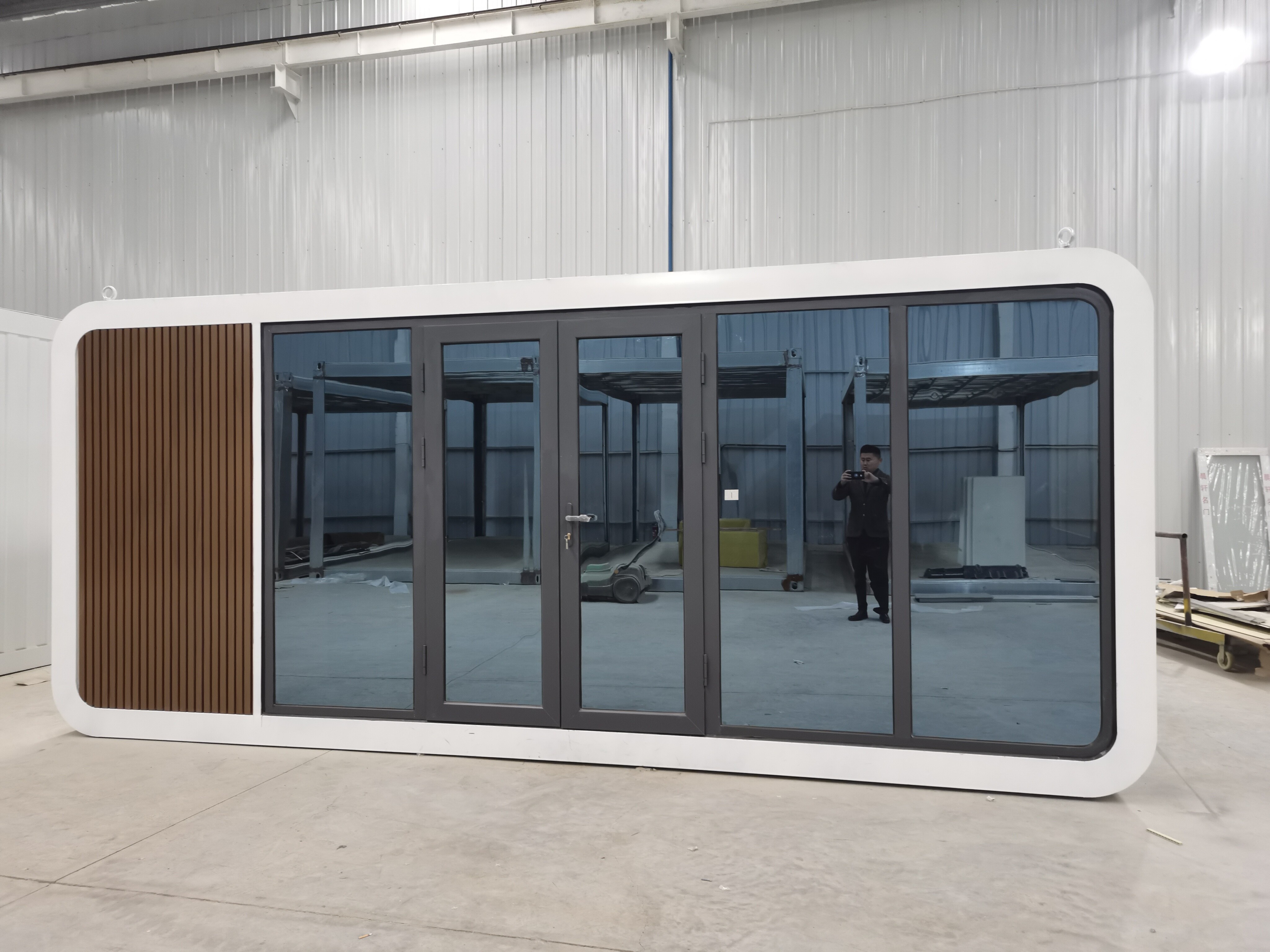 5.8-Meter Apple Cabin