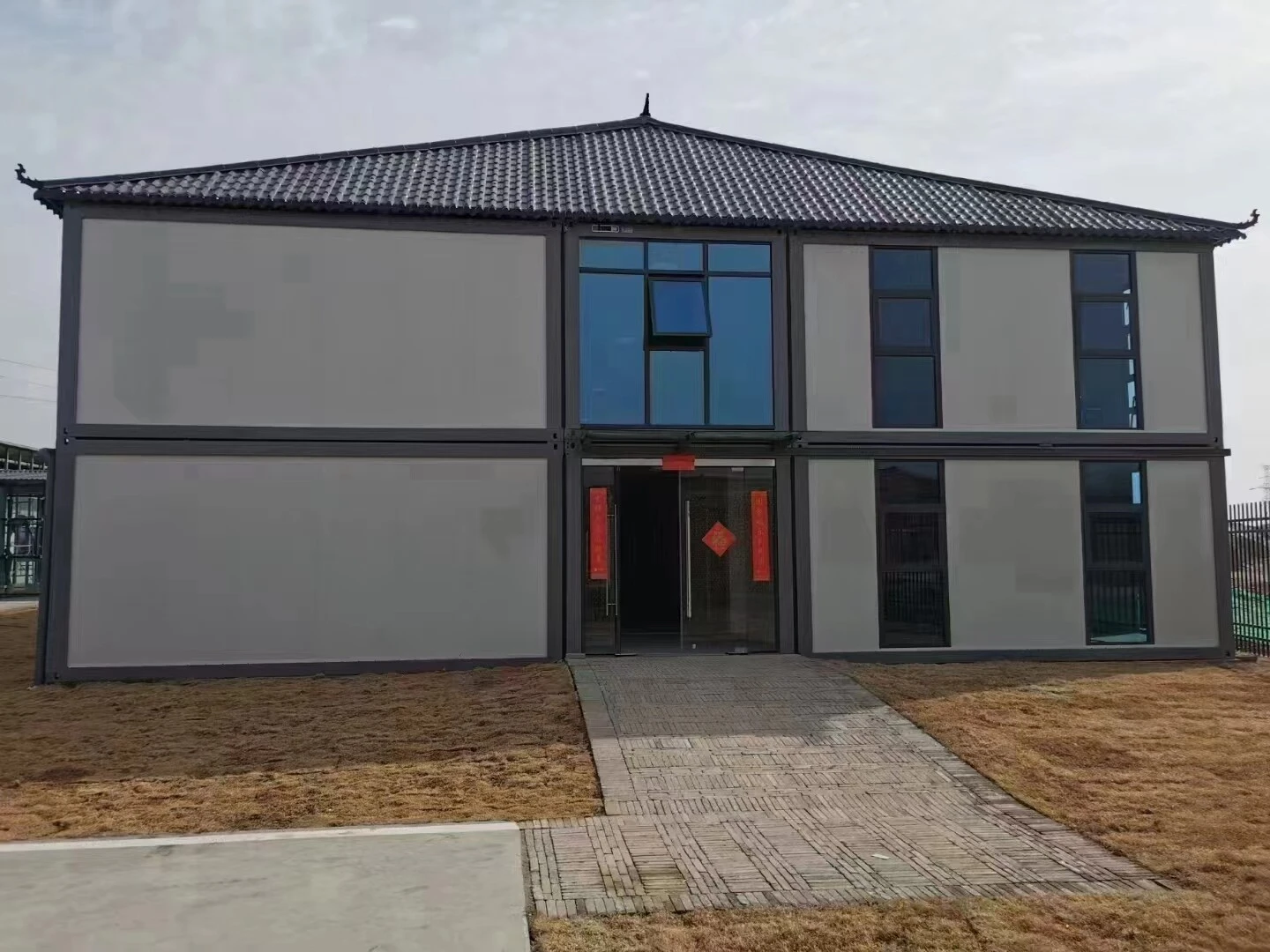 Casa plegable en contenedor plano