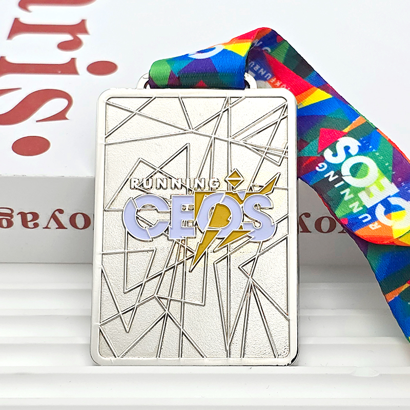 Medalla conmemorativa en relieve 3D con grieta geométrica plateada, insignia metálica coleccionable de carrera a pie