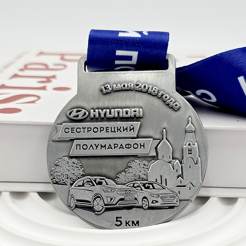 Medalla conmemorativa de media maratón de 5KM con textura metálica plateada retro, elemento moderno de automóvil, adorno deportivo coleccionable.