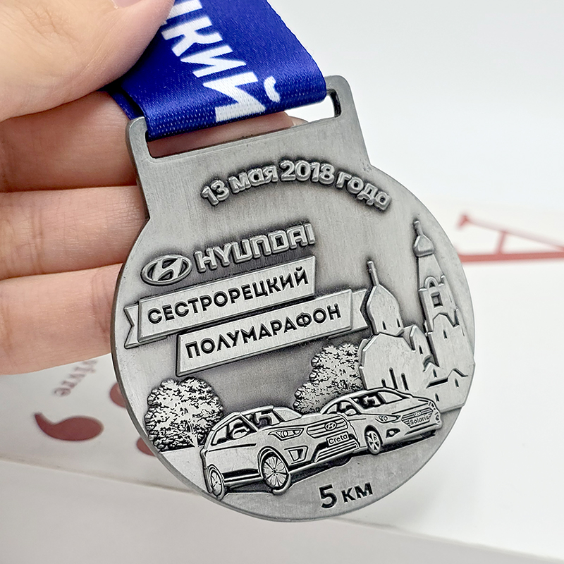 Medalla conmemorativa de media maratón de 5KM con textura metálica plateada retro, elemento moderno de automóvil, adorno deportivo coleccionable.