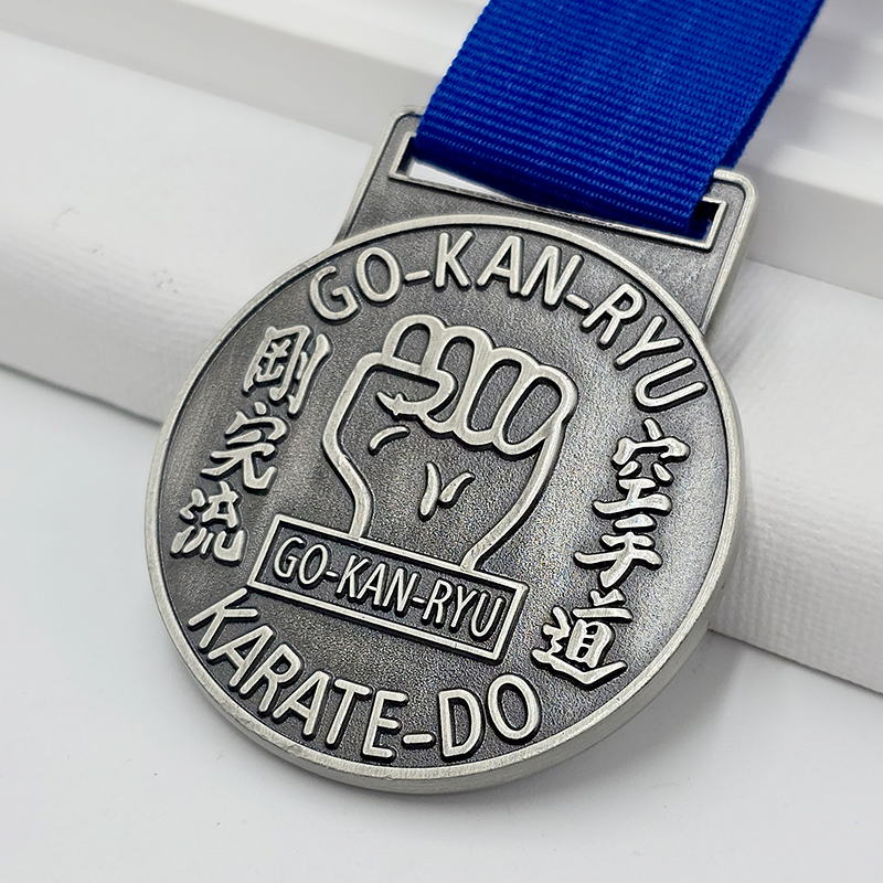 Medalla retro de metal plateado con puño en relieve en 3D, artículo conmemorativo de colección para eventos con temática de kárate.