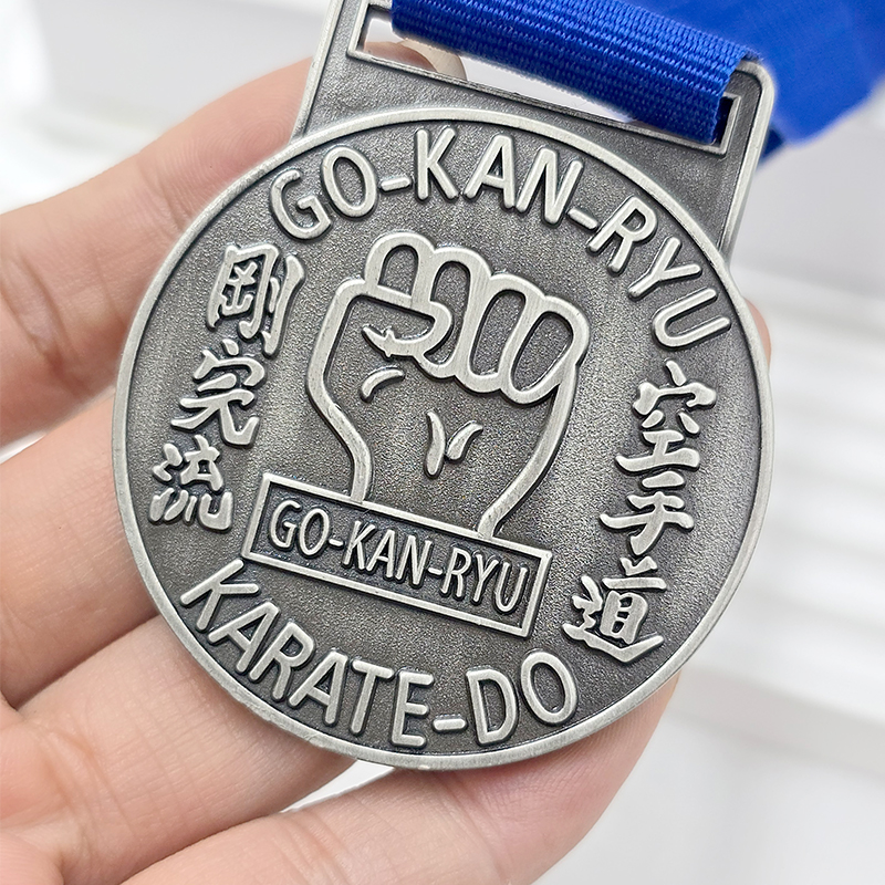 Medalla retro de metal plateado con puño en relieve en 3D, artículo conmemorativo de colección para eventos con temática de kárate.